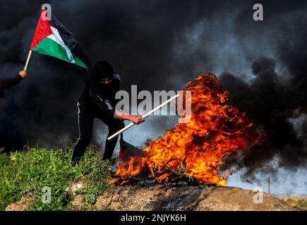 Gaza-Stadt, Gaza-Streifen, Palästina. 22. Februar 2023. Gaza, Palästina. 22. Februar 2023. Die Palästinenser verbrennen während eines Protests nahe der Grenze zwischen Israel und Gaza, östlich von Gaza-Stadt, gegen den israelischen Militärangriff auf die Stadt Nablus im Westjordanland Reifen. Mindestens 10 Palästinenser wurden getötet und Dutzende verletzt, als die israelische Armee am Mittwoch die Stadt Nablus im Westjordanland stürmte (Kreditbild: © Yousef Mohammed/IMAGESLIVE via ZUMA Press Wire), NUR REDAKTIONELLE VERWENDUNG! Nicht für den kommerziellen GEBRAUCH! Stockfoto