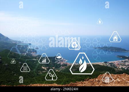 Digitale Öko-Symbole und wunderschöne Berge und Meer an sonnigen Tagen Stockfoto