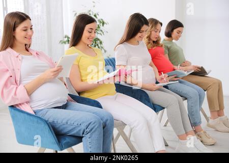 Gruppe schwangerer Frauen in Kursen für werdende Mütter im Innenbereich Stockfoto