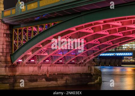 Unter der Southwark Bridge über die Themse bei Nacht, London, England, Großbritannien Stockfoto