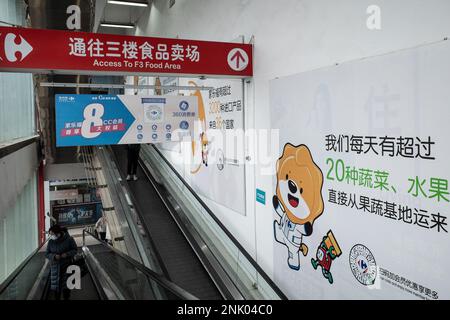 Ein Kunde bringt eine Rolltreppe zu einem Carrefour Store in Wuhan. Carrefour trat im Jahr 1995 in den chinesischen Markt ein und expandierte sehr schnell, um einen großen Marktanteil zu sichern. Die Einnahmen nahmen jedoch mit zunehmender Konkurrenz ab. Im Jahr 2019 verkaufte der französische Einzelhändler rund 80 % seines „verlustbringenden“ Geschäftsbereichs in China für 4,8 Mrd. CNY an das in Jiangsu ansässige Unternehmen „Suning“, was zu diesem Zeitpunkt 699 Mio. USD entsprach. In diesem Monat haben Berichte über Engpässe in den zahlreichen lokalen Carrefour-Filialen die Aufmerksamkeit der Kunden erregt. Mehrere Leute begannen sich zu beschweren, dass sie unbrauchbar seien Stockfoto