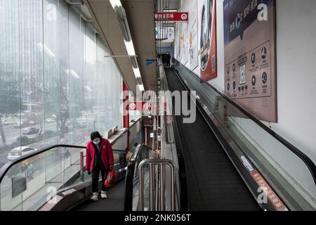 Ein Kunde bringt eine Rolltreppe zu einem Carrefour Store in Wuhan. Carrefour trat im Jahr 1995 in den chinesischen Markt ein und expandierte sehr schnell, um einen großen Marktanteil zu sichern. Die Einnahmen nahmen jedoch mit zunehmender Konkurrenz ab. Im Jahr 2019 verkaufte der französische Einzelhändler rund 80 % seines „verlustbringenden“ Geschäftsbereichs in China für 4,8 Mrd. CNY an das in Jiangsu ansässige Unternehmen „Suning“, was zu diesem Zeitpunkt 699 Mio. USD entsprach. In diesem Monat haben Berichte über Engpässe in den zahlreichen lokalen Carrefour-Filialen die Aufmerksamkeit der Kunden erregt. Mehrere Leute begannen sich zu beschweren, dass sie unbrauchbar seien Stockfoto