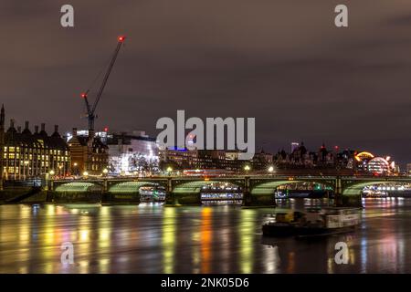 Westminster Bridge und die Themse bei Nacht, London, England, Großbritannien Stockfoto