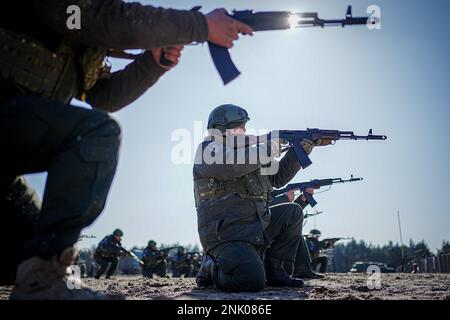 Kiew, Ukraine. 23. Februar 2023. Soldaten der ukrainischen Nationalgarde werden auf einem militärischen Ausbildungsgelände außerhalb der Hauptstadt für den Kampf ausgebildet. Das Training dauert etwa sechs bis acht Wochen. Am 24. Februar 2023 jährt sich der russische Angriffskrieg gegen die Ukraine zum ersten Mal. Kredit: Kay Nietfeld/dpa/Alamy Live News Stockfoto