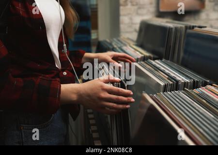 Frau wählt Schallplatten im Laden aus, Nahaufnahme Stockfoto