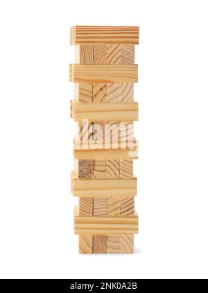 Jenga-Turm aus Holzblöcken auf weißem Hintergrund. Brettspiel Stockfoto