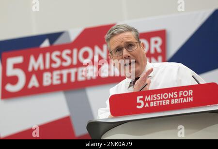 Manchester, Großbritannien. 23. Februar 2023. Keir Starmer startet fünf kühne Missionen für ein besseres Großbritannien auf dem Angel Square 1, Manchester UK. Der Labour-Führer sprach vor den Kollegen des Schattenkabinetts und Politikern aus Manchester. Er nennt den Zweck der Missionen als. „Es bedeutet, dass klare Prioritäten gesetzt werden müssen. Wir konzentrieren uns unaufhörlich auf die Dinge, die am wichtigsten sind.“ Bild: Garyroberts/worldwidefeatures.com/Alamy Live News Stockfoto