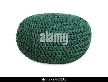 Stylischer grüner Strickpouf isoliert auf Weiß Stockfoto