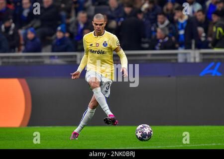 Mailand, Italien. 22. Februar 2023. Pepe (3) des FC Porto während des UEFA Champions League-Spiels zwischen Inter und FC Porto bei Giuseppe Meazza in Mailand. (Foto: Gonzales Photo/Alamy Live News Stockfoto