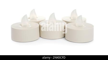 Dekorative flammenlose LED-Kerzen auf weißem Hintergrund Stockfoto