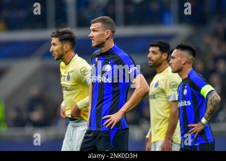 Mailand, Italien. 22. Februar 2023. Edin Dzeko (9) von Inter während des UEFA Champions League-Spiels zwischen Inter und FC Porto bei Giuseppe Meazza in Mailand. (Foto: Gonzales Photo/Alamy Live News Stockfoto