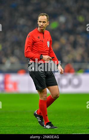 Mailand, Italien. 22. Februar 2023. Schiedsrichter Srdjan Jovanovic während des UEFA Champions League-Spiels zwischen Inter und FC Porto bei Giuseppe Meazza in Mailand. (Foto: Gonzales Photo/Alamy Live News Stockfoto