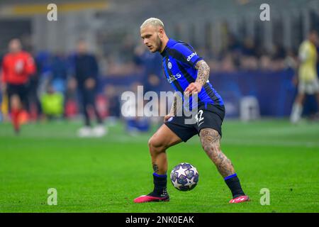 Mailand, Italien. 22. Februar 2023. Federico Dimarco (32) von Inter während des UEFA Champions League-Spiels zwischen Inter und FC Porto bei Giuseppe Meazza in Mailand. (Foto: Gonzales Photo/Alamy Live News Stockfoto