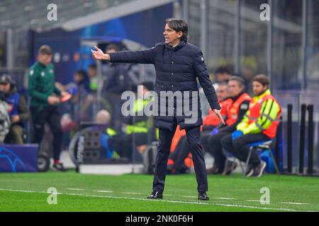 Mailand, Italien. 22. Februar 2023. Cheftrainer Simone Inzaghi von Inter Mailand, der während des UEFA Champions League-Spiels zwischen Inter und FC Porto bei Giuseppe Meazza in Mailand gesehen wurde. (Foto: Gonzales Photo/Alamy Live News Stockfoto