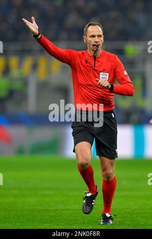 Mailand, Italien. 22. Februar 2023. Schiedsrichter Srdjan Jovanovic während des UEFA Champions League-Spiels zwischen Inter und FC Porto bei Giuseppe Meazza in Mailand. (Foto: Gonzales Photo/Alamy Live News Stockfoto