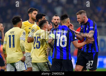 Mailand, Italien. 22. Februar 2023. Otavio (25) vom FC Porto wurde in Gesprächen mit Milan Skriniar (37) von Inter the Moment gesehen, nachdem er während des UEFA Champions League-Spiels zwischen Inter und FC Porto bei Giuseppe Meazza in Mailand abgesandt wurde. (Foto: Gonzales Photo/Alamy Live News Stockfoto