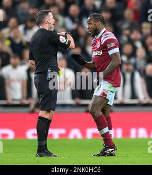 19. Februar 2023 - Tottenham Hotspur / West Ham United - Premier League - Tottenham Hotspur Stadium West Hams Michail Antonio und Schiedsrichter Michael Oliver während des Premier League-Spiels gegen Tottenham. Bild : Mark Pain / Alamy Live News Stockfoto