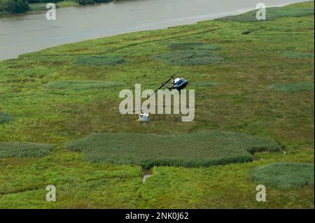 UH-1N Huey Heliopters, die der ersten Helikopterstaffel zugeteilt wurden, Joint Base Andrews, Md., fliegen über den Patuxent River, Md., während des Trainings am 10. August 2022. 1 die Aufgabe von HS besteht darin, vorrangige Lufttransporte für zivile und militärische Führungspersönlichkeiten auf nationaler Ebene in der Nationalen Hauptstadtregion bereitzustellen. Stockfoto