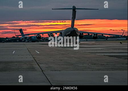 Ein C-17 Globemaster III, der dem 305. Air Mobility Wing zugewiesen wurde, bereitet sich auf den Upload von Guided Multiple Launch Rocket System Munitionen auf der Joint Base McGuire-Dix-Lakehurst, N.J., 13. August 2022 vor. Die Munitionsfracht ist Teil eines zusätzlichen Sicherheitspakets für die Ukraine. Die von den USA der Ukraine zur Verfügung gestellt Sicherheitshilfe ermöglicht einen entscheidenden Erfolg auf dem Schlachtfeld gegen die russische Eindringkraft. Stockfoto