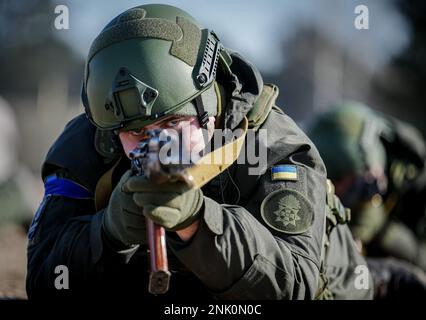 Kiew, Ukraine. 23. Februar 2023. Soldaten der ukrainischen Nationalgarde werden auf einem militärischen Ausbildungsgelände außerhalb der Hauptstadt für den Kampf ausgebildet. Das Training dauert etwa sechs bis acht Wochen. Am 24. Februar 2023 jährt sich der russische Angriffskrieg gegen die Ukraine zum ersten Mal. Kredit: Kay Nietfeld/dpa/Alamy Live News Stockfoto