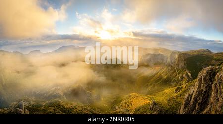 Gipfel des Berges bei Sonnenaufgang auf Pico do Arieiro, Madeira Inseln, Portugal Stockfoto