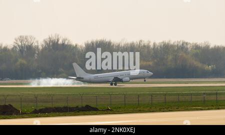 Polen, Warschau, circa April 2019: Das Flugzeug landet am Flughafen Chopin Stockfoto