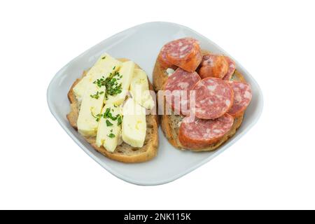 Sandwiches zum Frühstück. Scheiben Brot mit Wurst und Weichkäse. Auf weißem Hintergrund isolieren. Stockfoto