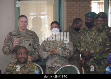 Stellvertretender Generaladjutant für Nachhaltigkeit der North Carolina National Guard (NCNG), Brig. General Cristina Moore trifft sich mit dem 60. Truppenkommando, Traveling Contact Team - NCNG, Und die Botsuana-Streitkräfte in den Kasernen von Sir Serestse Khama, um die Bedeutung des NCNG State Partnership Program mit Botsuana und die Bedeutung der Integration von Frauen in die afrikanischen Militärs zu erörtern, während sie an der 6. Wiederholung des African Military Law Forum im Grand Palm Convention Center teilnehmen In Gaborone, Botsuana, 6.-10. August. Das NCNG unterhält eine bilaterale Partnerschaft mit dem Land Botsuana Stockfoto