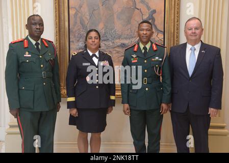(Von links nach rechts) Oberst Rechtsberater der Streitkräfte Botswanas, Oberst Oz Ntloore; stellvertretender Generaladjutant für Nachhaltigkeit der North Carolina National Guard (NCNG), Brigadegeneral. Generalleutnant Cristina Moore; Stellvertretender Befehlshaber der Botsuana-Verteidigungskräfte, Generalleutnant Mpho Mophuting; Der NCNG Chief Legal Advisor, Col. (Pensioniert) Rick Fay, schließt die Podiumsdiskussion über das Zusammenspiel zwischen Befehlshabern und ihren Rechtsberatern und wirksame Möglichkeiten zur Verbesserung ihrer Beziehungen und zur Gewährleistung der Erfüllung der Mission während der 6. Wiederholung des Afrikanischen Militärrechtsforums am Grand Palm Convention Cent erfolgreich ab Stockfoto