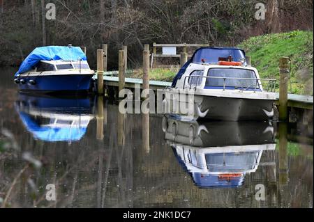 Zwei Boote liegen an der Aldershot Wharf auf dem wunderschönen Basingstoke Canal in Hampshire vor Stockfoto