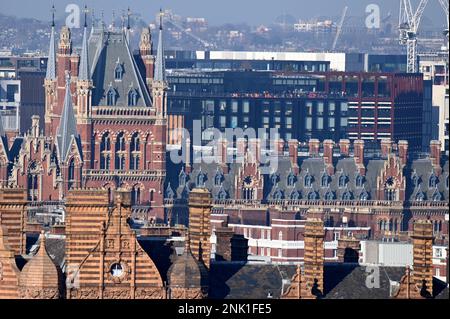 Das Midland Hotel und der Bahnhof St. Pancras befinden sich im Vordergrund, Alexandra Palace ist in der Ferne sichtbar Stockfoto