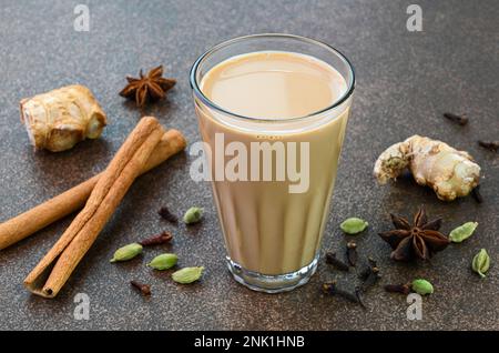 Masala-Tee, serviert in einer Glasbecher Stockfoto