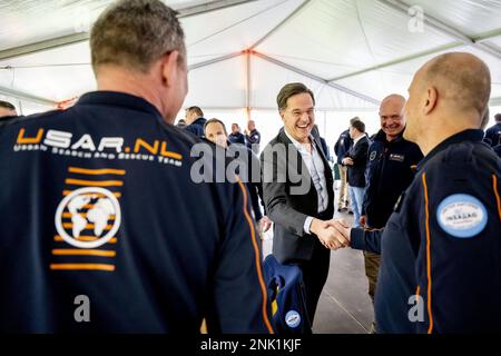 DEN HAAG - Niederlande, 23/02/2023, Mitglieder des niederländischen Rettungsteams USAR während ihres Empfangs in den Catshuis, wo Premierminister Mark Rutte mit ihnen sprach. Nach den Erdbeben in der Türkei und Syrien rettete das Team eine Woche lang Menschen aus den Trümmern in der Türkei. ANP ROBIN UTRECHT niederlande raus - belgien raus Stockfoto