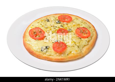 Pizza. Kleine Mozzarella-Käse-Pizza auf weißer Platte isoliert auf transparentem Hintergrund. Stockfoto