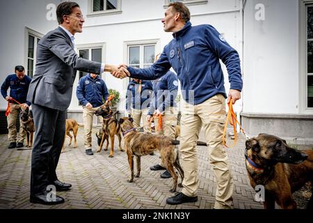 DEN HAAG - Niederlande, 23/02/2023, Mitglieder des niederländischen Rettungsteams USAR während ihres Empfangs in den Catshuis, wo Premierminister Mark Rutte mit ihnen sprach. Nach den Erdbeben in der Türkei und Syrien rettete das Team eine Woche lang Menschen aus den Trümmern in der Türkei. ANP ROBIN UTRECHT niederlande raus - belgien raus Stockfoto