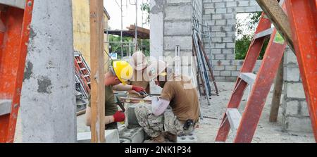 Phước Hòa, Vietnam (10. August 2022) Seabees mit Naval Mobile Construction Battalion (NMCB) 4 und Marines mit 7. Engineer Support Battalion (ESB) Level A Course of Concrete Maurry Units (CMU) Block für die Phước Hòa Grundschule in Vietnam. NMCB 4 hat sich mit dem Marines 7. Engineer Support Battalion (7. ESB) zusammengetan. Im Rahmen des Pazifikpartnerschaftsprogramms soll der Provinz Phú Yên in Vietnam ein brandneues Schulhaus mit zwei Räumen zur Verfügung gestellt werden, in dem 68 Kinder der Kleinstadt Phước Hòa Platz finden und unsere Beziehung zum Land Vietnam gestärkt wird. NMCB-4 ist im gesamten Indo-Pa stationiert Stockfoto