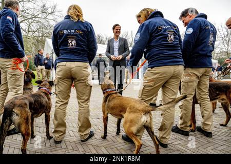 DEN HAAG - Niederlande, 23/02/2023, Mitglieder des niederländischen Rettungsteams USAR während ihres Empfangs in den Catshuis, wo Premierminister Mark Rutte mit ihnen sprach. Nach den Erdbeben in der Türkei und Syrien rettete das Team eine Woche lang Menschen aus den Trümmern in der Türkei. ANP ROBIN UTRECHT niederlande raus - belgien raus Stockfoto