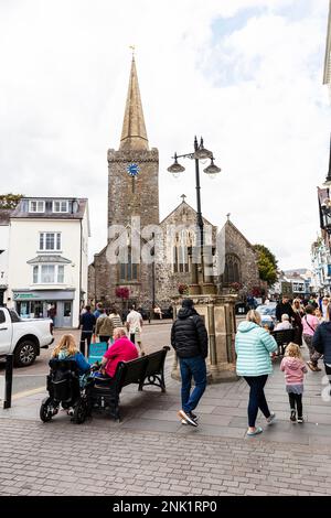 St Mary's Church, Stadtzentrum von Tenby, Geschäfte von Tenby, Einkaufsmöglichkeiten von Tenby, Stadt, Städte, Wales, Tenby Wales, Tenby UK, tenby, Pembrokeshire, wales Stockfoto