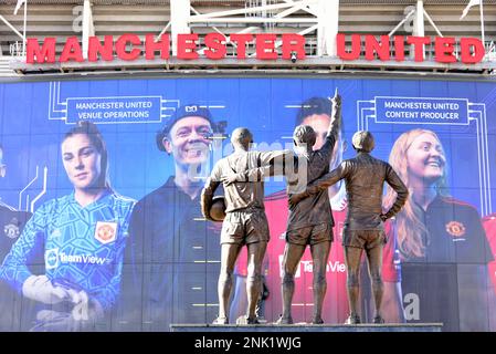 Manchester, Vereinigtes Königreich, 23. Februar 2023. Rückansicht von Manchester United's „Holy Trinity“ oder „United Trinity“ Statue von Sir Bobby Charlton, George Best und Denis Law. Vor dem Europa League Progression Match mit dem Barcelona Football Club im Manchester United Football Club. Kredit: Terry Waller/Alamy Live News Stockfoto