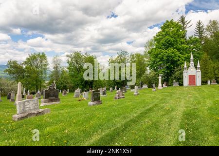 Ein totes Haus auf dem Friedhof des Dorfes Sainte Famille auf der Insel Orleans nahe Quebec City, Kanada Stockfoto