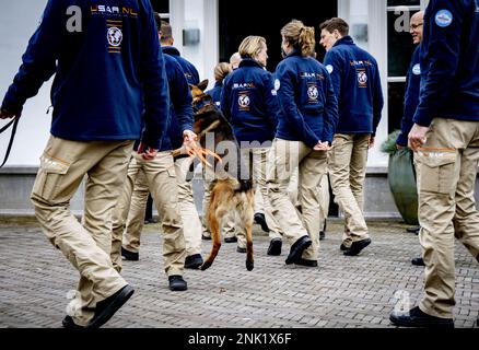 DEN HAAG - Mitglieder des niederländischen Rettungsteams USAR während ihres Empfangs in den Catshuis, wo Premierminister Mark Rutte mit ihnen sprach. Nach den Erdbeben in der Türkei und Syrien rettete das Team eine Woche lang Menschen aus den Trümmern in der Türkei. ANP ROBIN UTRECHT niederlande raus - belgien raus Stockfoto