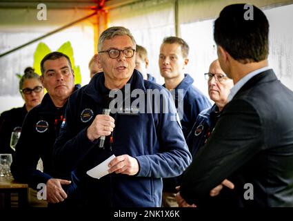 DEN HAAG - Mitglieder des niederländischen Rettungsteams USAR während ihres Empfangs in den Catshuis, wo Premierminister Mark Rutte mit ihnen sprach. Nach den Erdbeben in der Türkei und Syrien rettete das Team eine Woche lang Menschen aus den Trümmern in der Türkei. ANP ROBIN UTRECHT niederlande raus - belgien raus Stockfoto