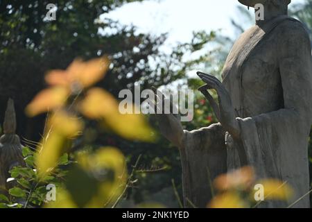Nahaufnahme der Hände einer Buddha-Statue im Buddha-Park in Vientiane, Lao Stockfoto