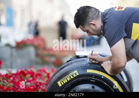 Pirelli-Ingenieur während der Formel 1 Armco-Vorsaison-Tests 2023 der FIA Formel-1-Weltmeisterschaft 2023 vom 23. Bis 25. Februar 2023 auf der Bahrain International Circuit in Sakhir, Bahrain - Foto: Xavi Bonilla / DPPI/LiveMedia Stockfoto