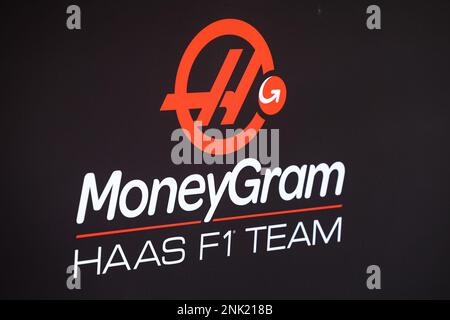 MoneyGram Haas F1 Team-Logo, während der Formel 1 Armco-Vorsaison-Tests 2023 der FIA Formel-1-Weltmeisterschaft 2023 vom 23. Bis 25. Februar 2023 auf der Bahrain International Circuit in Sakhir, Bahrain - Foto: FLORENT GOODEN / DPPI Media/LiveMedia Stockfoto