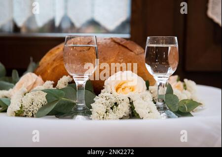 Traditionelles Hochzeitsbrot mit Salz und Wodka in Gläsern Stockfoto