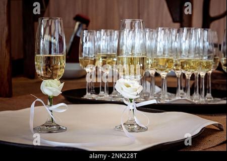 Traditionelle Begrüßung mit Champagner auf einer Hochzeit, Gläser mit Champagner für Gäste Stockfoto