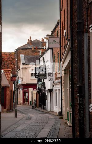 Ruhige Straße in der Dom-Stadt York, England, bietet 'Peace, Love and Sandwiches'. Stockfoto