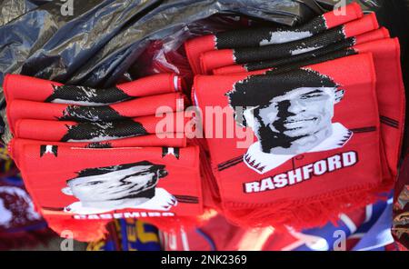 Manchester, Vereinigtes Königreich, 23. Februar 2023. Souvenirschals für £20 $ mit Marcus Rashford. Vor dem Europa League Progression Match mit dem Barcelona Football Club im Manchester United Football Club. Kredit: Terry Waller/Alamy Live News Stockfoto