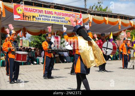 Mitglieder der Marschkapelle der Universität Baturaja treten während einer Community Outreach-Aufführung vor der Tropic Lightning Brass Band der 25. Infanterieabteilung als Teil von Super Garuda Shield 2022 an der Universität Baturaja, Baturaja, Indonesien, am 11. August 2022 auf. Super Garuda Shield 2022, ein Teil von Operation Pathways und eine langjährige jährliche, bilaterale Militärübung zwischen den USA Militär und indonesische Nationalarmee, verstärkt die Verpflichtungen der USA gegenüber unseren Verbündeten und regionalen Partnern, die gemeinsame Bereitschaft und die Interoperabilität, um gemeinsam zu kämpfen und zu gewinnen. Stockfoto